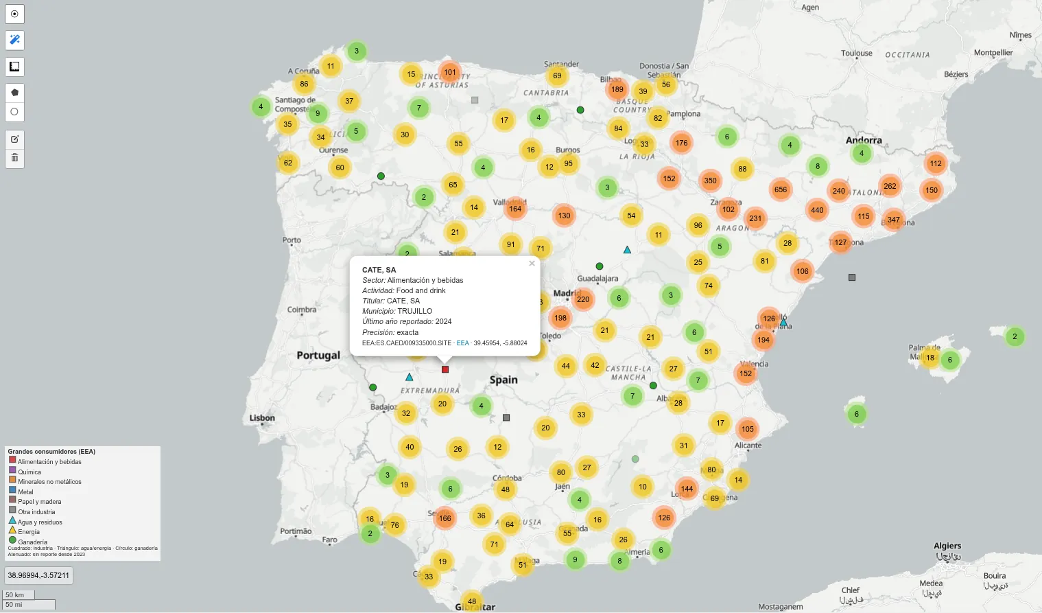 WindSense layer of large electricity consumers on the map of Spain: industrial facilities from the EEA registry grouped by sector, with the card of a food plant in Trujillo