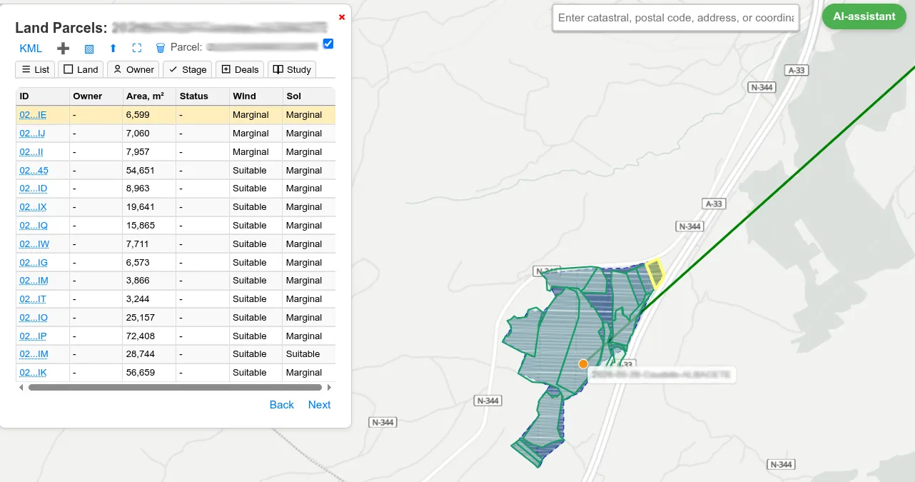 Parcel management in WindSense: list of a project's plots with area, status and wind and solar suitability, with the cadastral boundaries drawn on the map